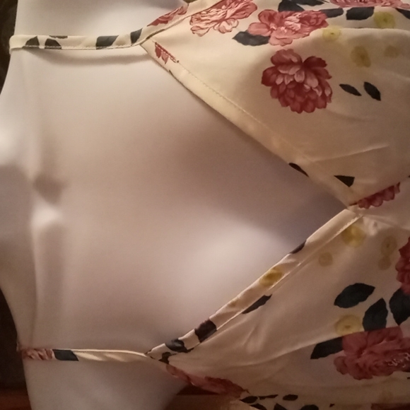 NWT Shein Halter Top with Pretty Lavender Floral Design - Picture 4 of 11